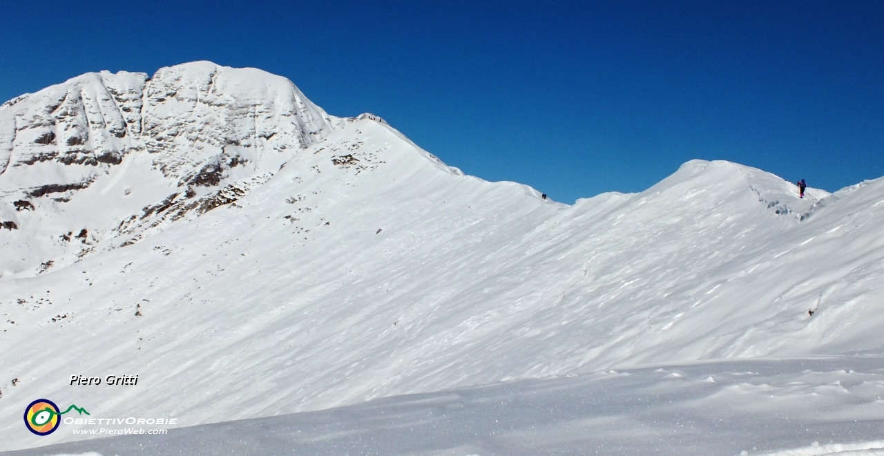 63 La lunga cresta carica di neve....JPG